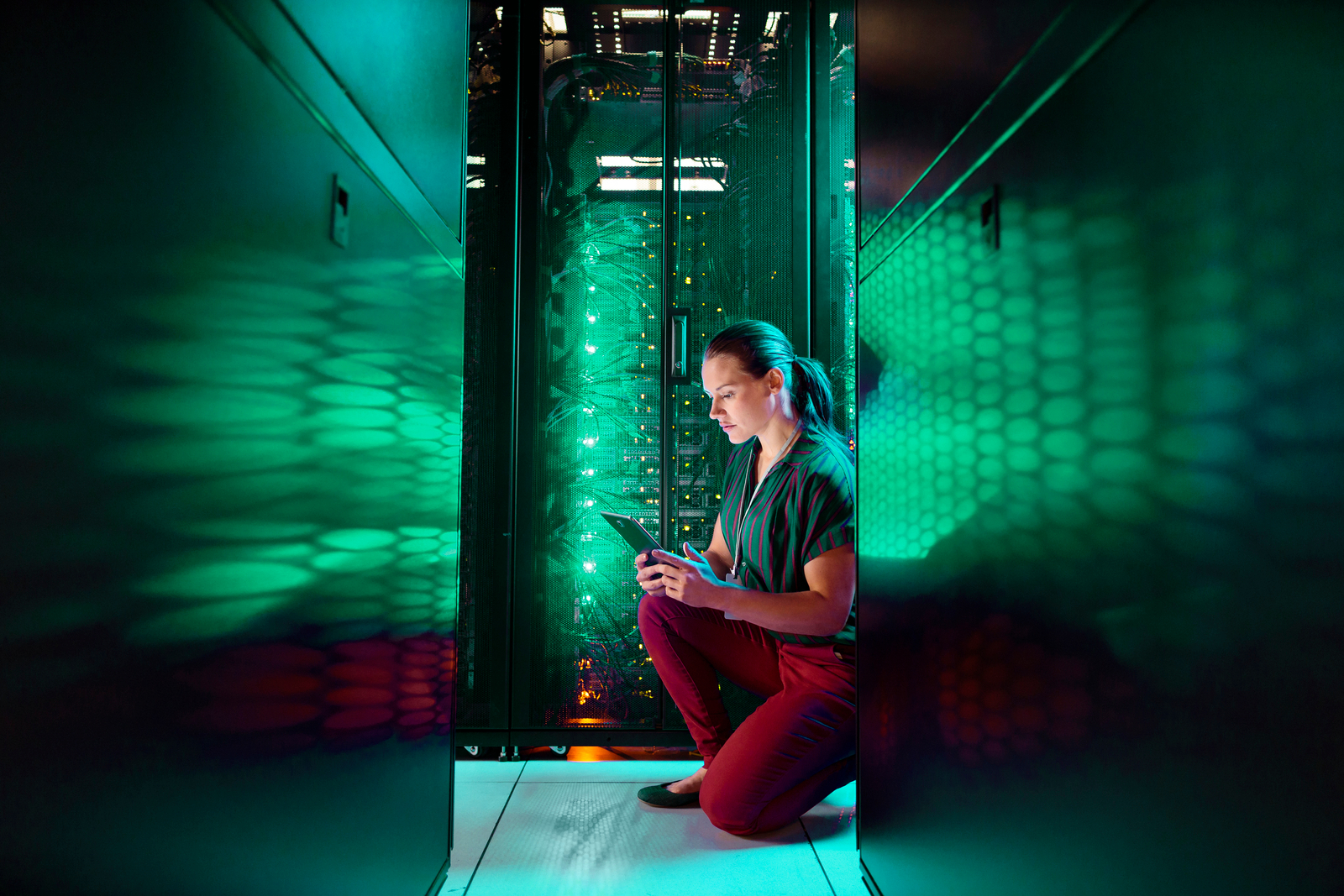 HPE20180313064 Woman with tablet in server room